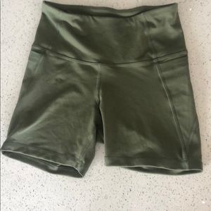 5inch inseam High-waisted side-pocket compression